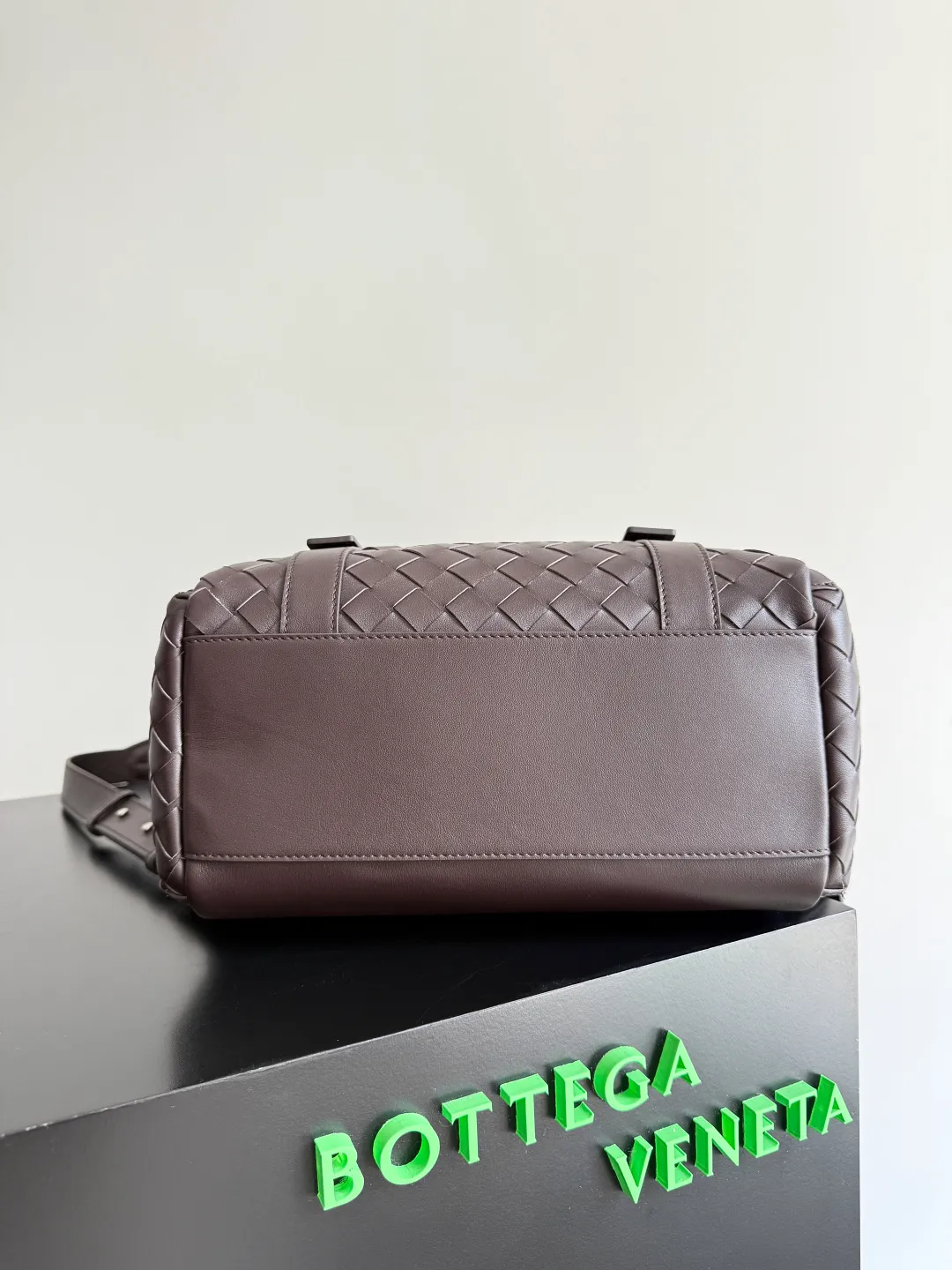 Batch 2560 Bottega Veneta's new Back To School backpack uses the iconic Intrecciato weaving leather process. Craftsmen use fine soft calfskin to weave it by hand. The weaving is tight and regular, and the texture is three-dimensional. The luster of the leather is super high-end, and the woven design of two different leathers creates a unique sense of layering. The flip-open design is equipped with two external flap pockets. It is super versatile whether it is for work, travel or daily life, and the capacity is also very practical.  The Back-To-School backpack is lighter than previous backpacks, and the space is large but not bulky. There are compartments for laptops and documents on the inner layer. The style is personalized, and it looks good and is easy to match. Carrying this backpack will double your chances of returning! Style number: 805971 Size: 39*31*14cm